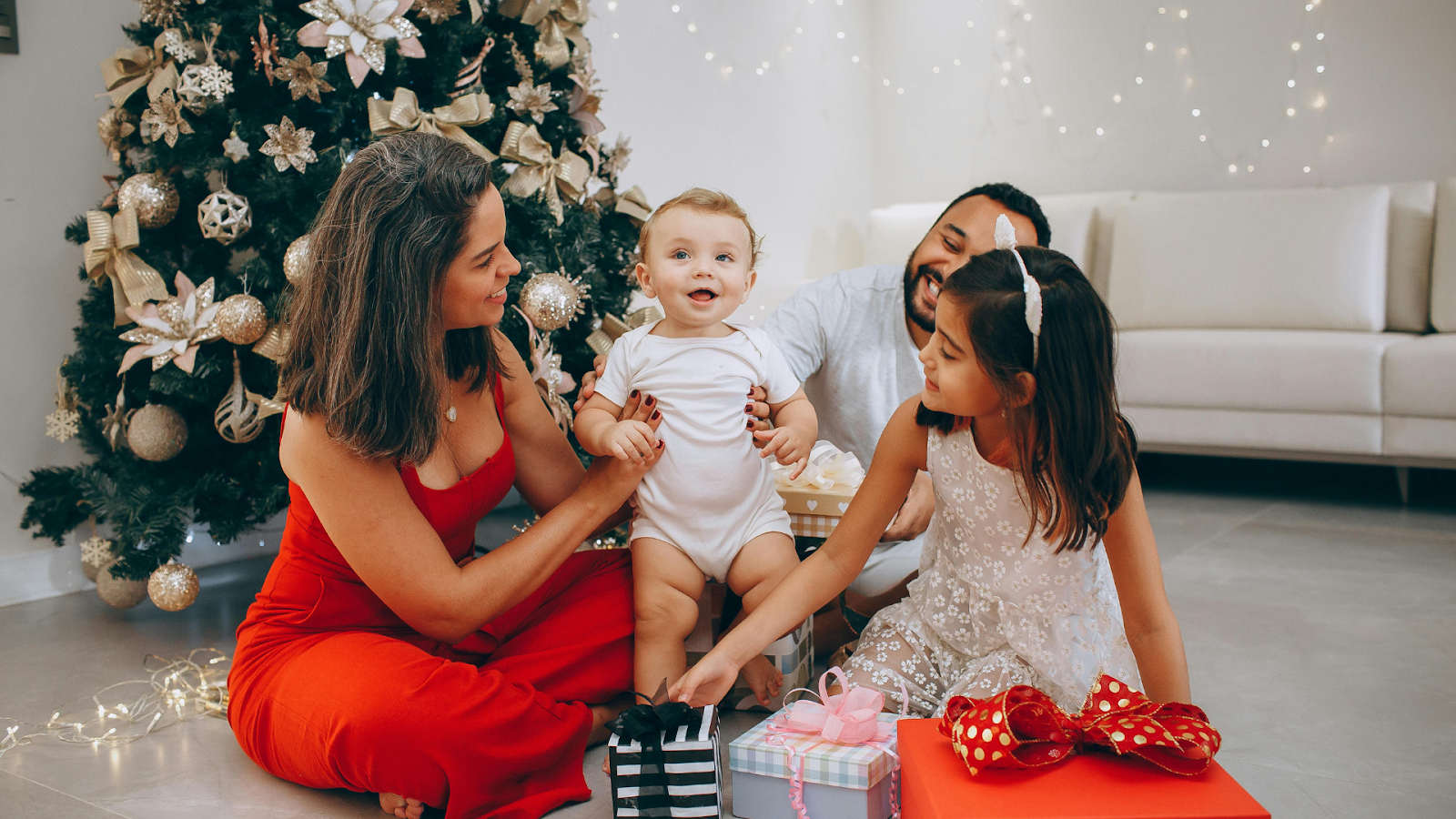 Best Christmas gifts for new moms with family celebrating around the tree