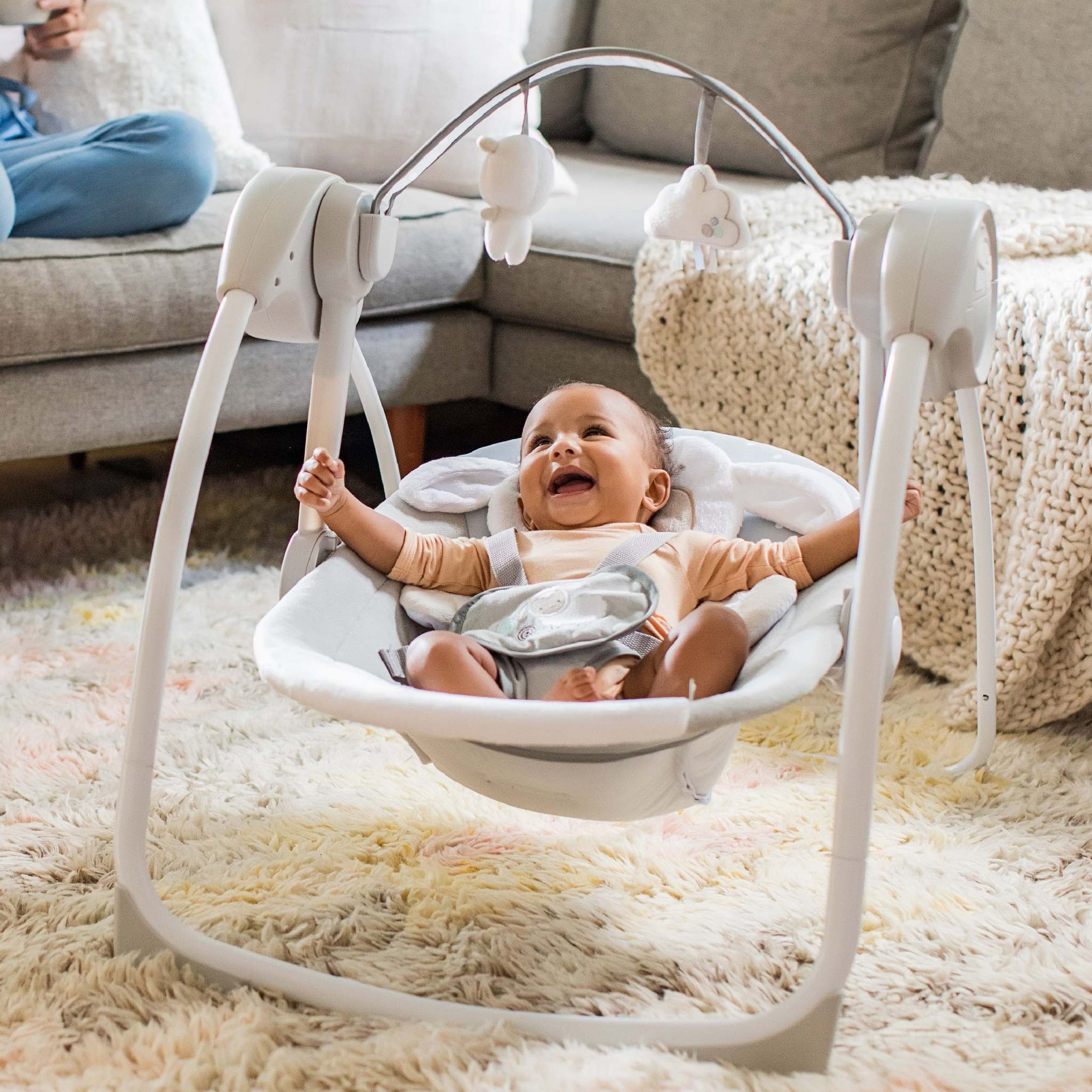 baby in comfort 2 go portable swing - cuddle lamb