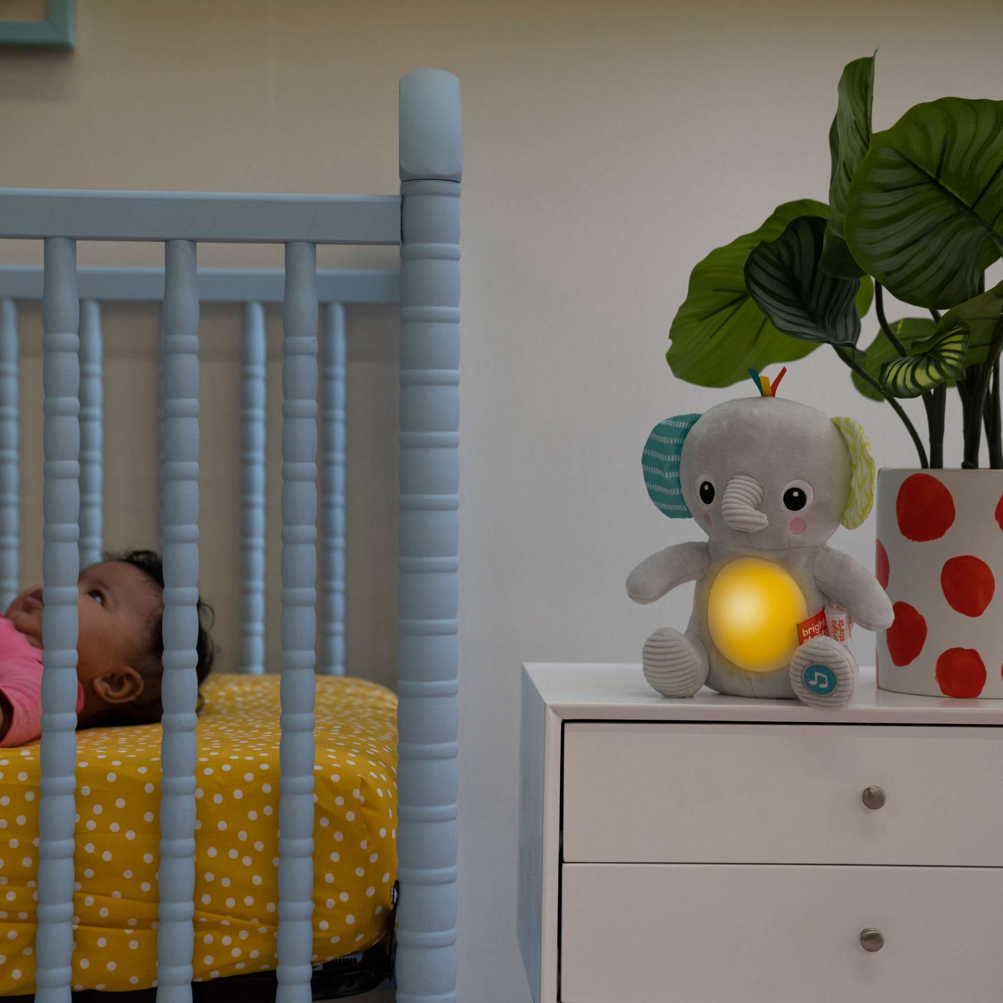 Bright Starts Hug-a-bye Baby musikaliskt gosedjur för baby - elefant Bright Starts Hug-a-bye Baby musikaliskt gosedjur för baby - elefant